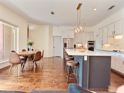 Stylish 5-BR Villa w/ Pool & Hot Tub - 5 min from the lake!