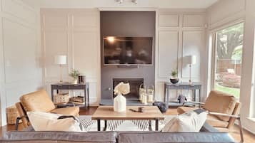 Smart TV, chimenea y estéreo