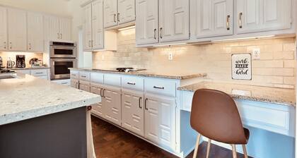 Stylish 5-BR Villa w/ Pool & Hot Tub - 5 min from the lake!