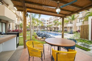 Outdoor dining - Stylish condo in Mazatlan l Pool & Terrace (Mazatlán)