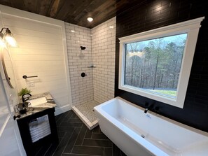 Badewanne, Haartrockner, Handtücher