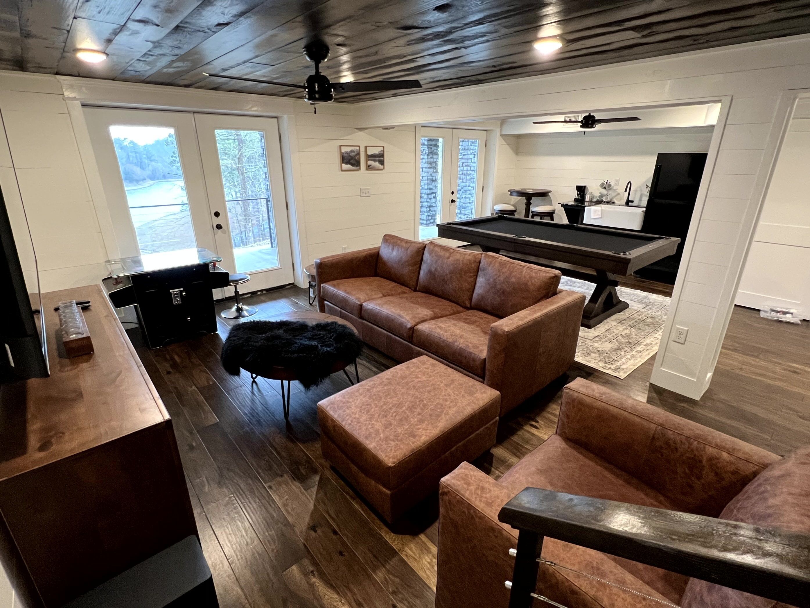 Smart TV, fireplace, video games