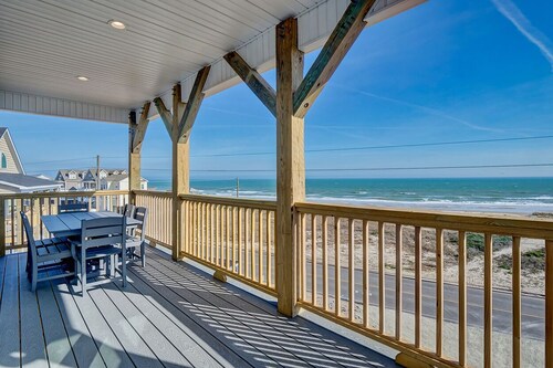 HGTV Waterfront 6BR w/ Pool, Hot Tub, Putting, Fire Pit + more
