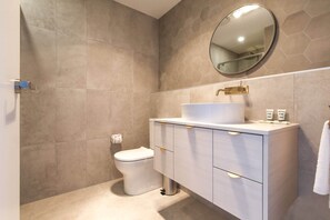 Shower, hair dryer, towels