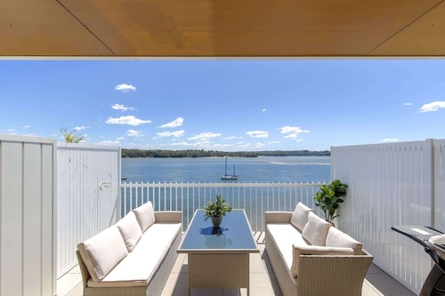 Superb 2-Bed Apartment with Scenic Bay Views