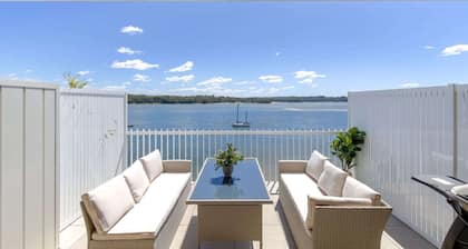 Superb 2-Bed Apartment with Scenic Bay Views