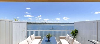 Superb 2-Bed Apartment with Scenic Bay Views