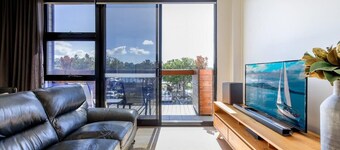 Gorgeous 2-Bed Apartment By Shops and the River