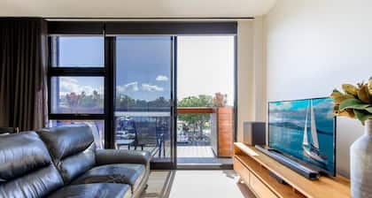 Gorgeous 2-Bed Apartment By Shops and the River