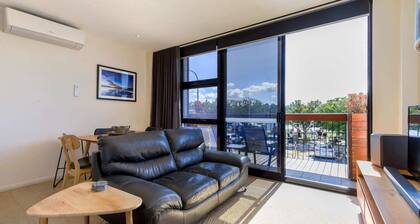 Gorgeous 2-bed Bridgeview Apartments Near River