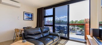 Gorgeous 2-bed Bridgeview Apartments Near River