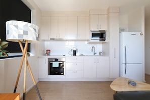 Frigorifero, microonde, forno, piano cottura