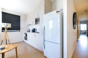 Een koelkast, een microgolfoven, een oven, een kookplaat