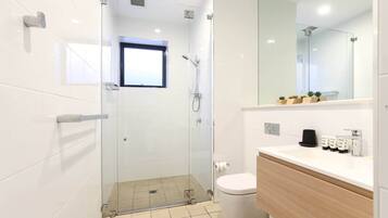 Douche, sĂšche-cheveux, serviettes fournies