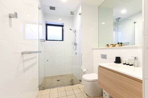 Een douche, een haardroger, handdoeken