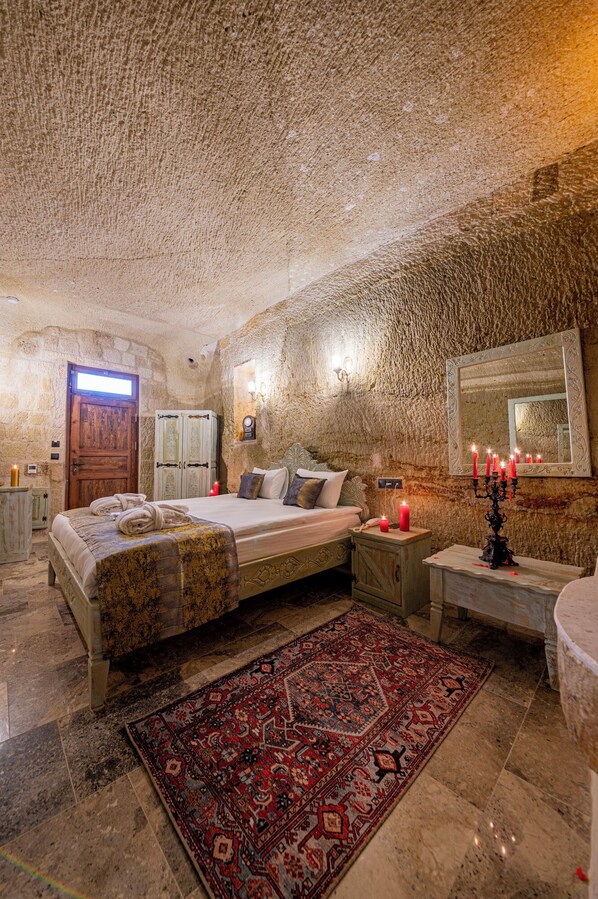 Deluxe Cave Room | Free minibar items, individually decorated, individually furnished, desk - Turkan Cave Hotel (Ürgüp)