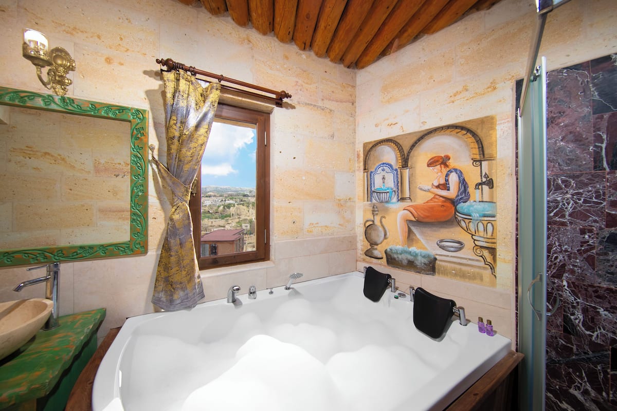 Deluxe Stone Suite | มินิบาร์ฟรีบางอย่าง, ห้องพักตกแต่งอย่างมีเอกลักษณ์, ตกแต่งพิเศษโดยเฉพาะ