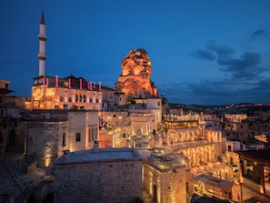 Front of property - evening/night - Turkan Cave Hotel (Ürgüp)