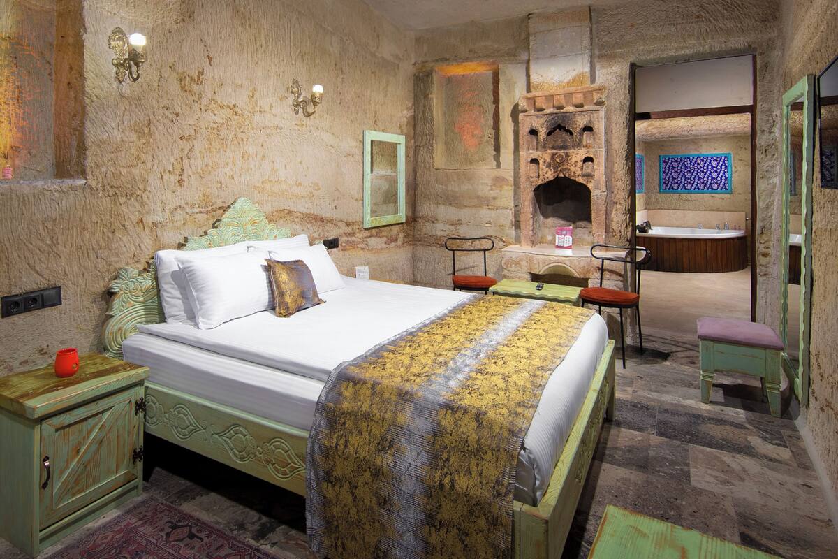 Deluxe Cave Room | Minibar (some free items), desk, laptop workspace, soundproofing