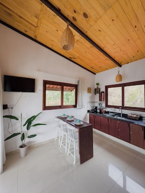 Kühlschrank, Mikrowelle, Herdplatte, Wasserkocher mit Kaffee-/Teezubehör