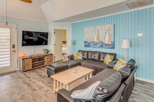 Myrtle Beach Cottage, Walk to Pools + Beach!