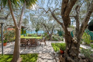 Outdoor dining - Direct access to the sea! Studio with a Balcony and an amazing full sea view (Seget Donji)