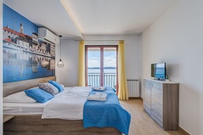 1 bedroom, iron/ironing board, free WiFi, bed sheets - Direct access to the sea! Studio with a Balcony and an amazing full sea view (Seget Donji)