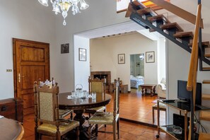 Dining - Ancient App. Immersed in History (Colle di Val d'Elsa)
