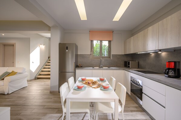 Full-size fridge, microwave, oven, stovetop