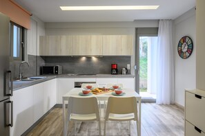 Tủ lạnh, lò vi sóng, lò nướng, bếp nấu 