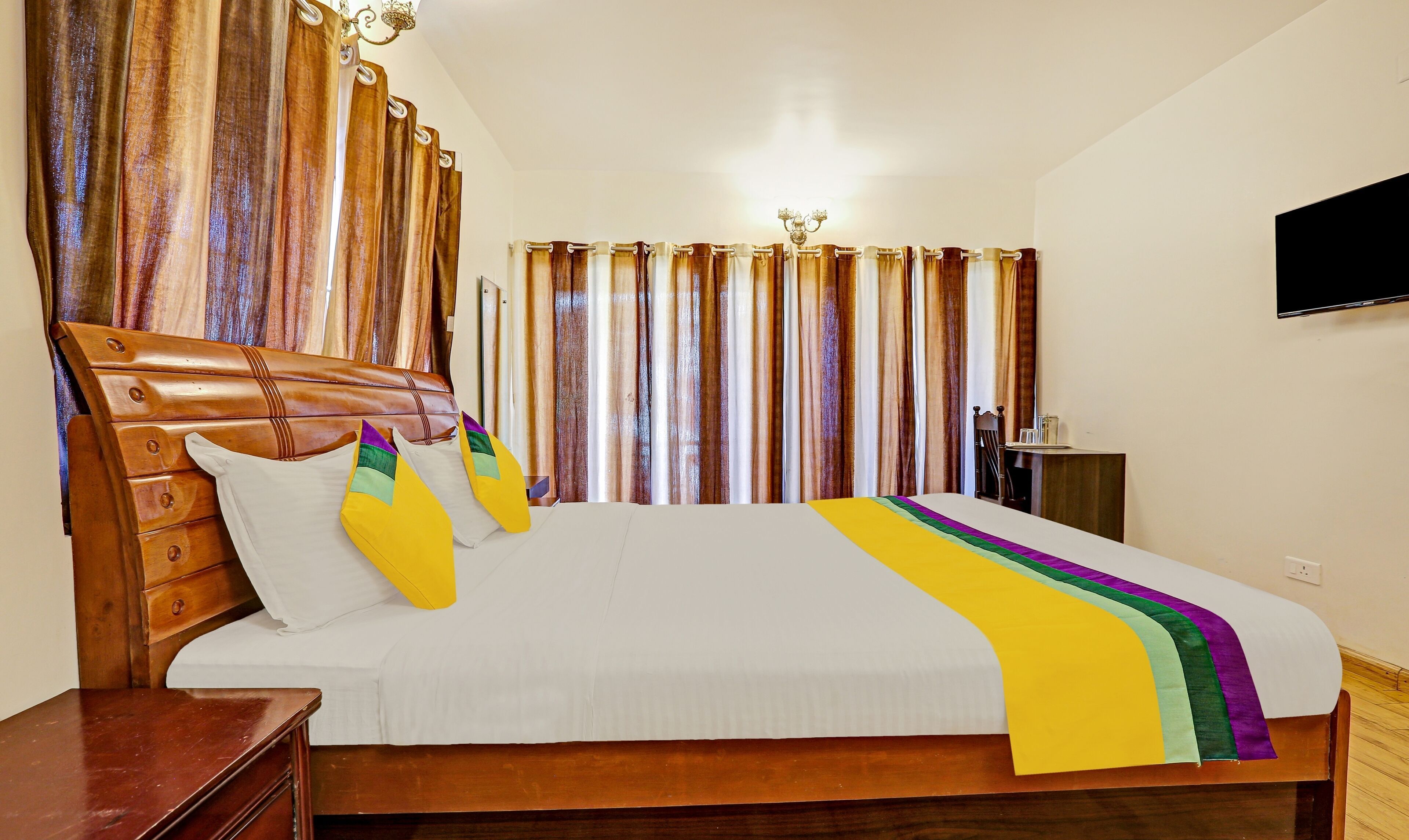 Escritorio, tabla de planchar con plancha y ropa de cama 
