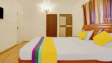 Deluxe Room | Desk, iron/ironing board, bed sheets