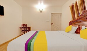 Rom – standard | Skrivebord, strykejern/-brett og sengetøy