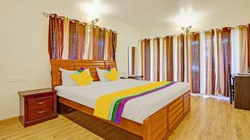 Deluxe Room | Meja, seterika/papan seterika, cadar katil