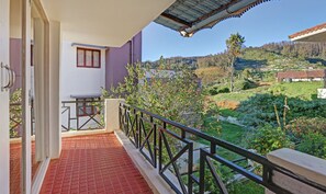 Deluxe Room | Desk, iron/ironing board, bed sheets - Itsy Hotels Twin Falls, 1.5 km to Botanical Garden (Ooty)