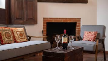 Classic Apartment | Living area | 32-inch flat-screen TV with cable channels, TV