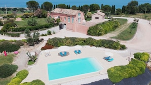 A large house with a swimming pool, surrounded by lush greenery and a view of the sea. - Rent exclusive Villa Nontiscordar with pool in Marche (Civitanova Marche)