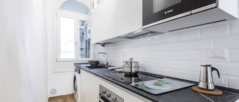 Frigorifero, microonde, forno, piano cottura