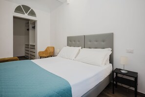 3 bedrooms, iron/ironing board, free WiFi, bed sheets - Alloro Apartment - Three Bedroom Apartment, Sleeps 6 (Firenze)