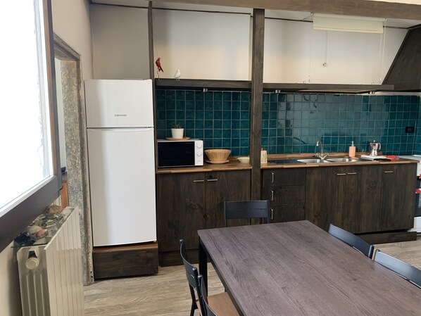 Réfrigérateur, four à micro-ondes, un four, surface de cuisson