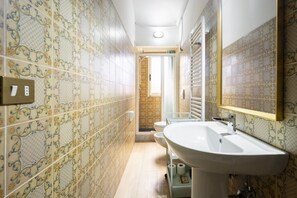 Badekar, hårtørrer, bidet, håndklæder