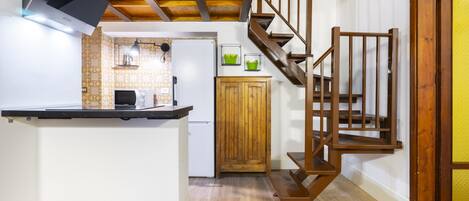 Réfrigérateur, micro-ondes, four, plaque de cuisson