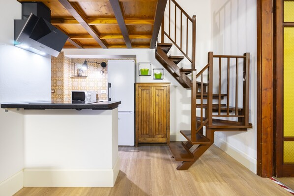 Fridge, microwave, oven, stovetop - Ginori B - Three Bedroom Apartment, Sleeps 6 (Firenze)