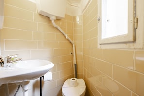 Shower, hair dryer, bidet, towels - Ginori C - Three Bedroom Apartment, Sleeps 6 (Firenze)