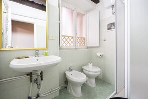 Dusche, Haartrockner, Bidet, Handtücher