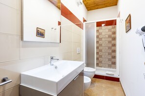Bruser, hårtørrer, bidet, håndklæder