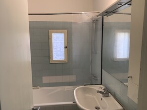 Een bad, een haardroger, een bidet, handdoeken