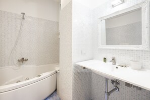 Een bad, een haardroger, een bidet, handdoeken