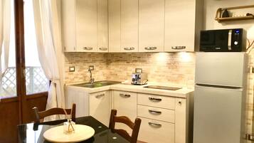 Kühlschrank, Mikrowelle, Herdplatte, Toaster