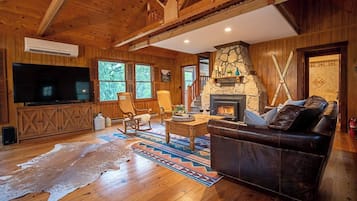 Een smart-tv, een open haard, een dvd-speler en boeken